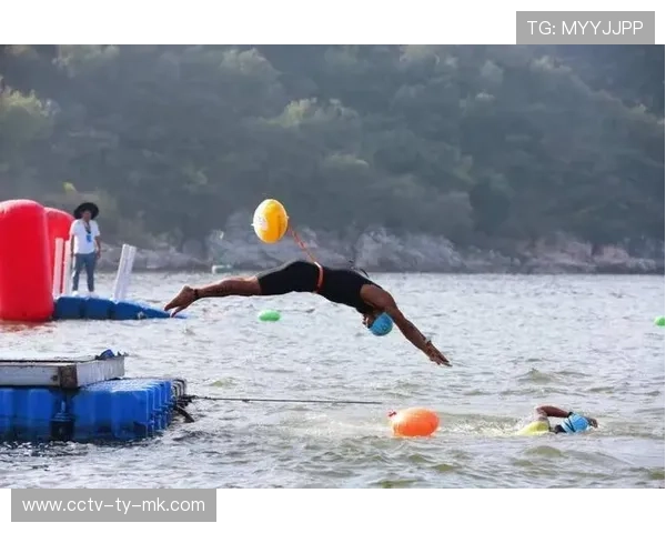 铁人三项游泳赛段选手抢位，自行车段成逆转关键